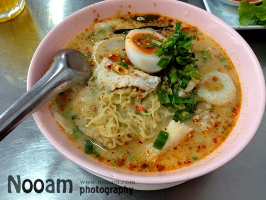 ชวนชิม ร้านก๋วยเตี๋ยวปลาเมืองทอง ก๋วยเตี๋ยวต้มยำปลาไข่ต้ม พร้อมขนมจีบ ปอเปี๊ย ปลาลวกจิ้ม และข้าวคลุกกะปิ
